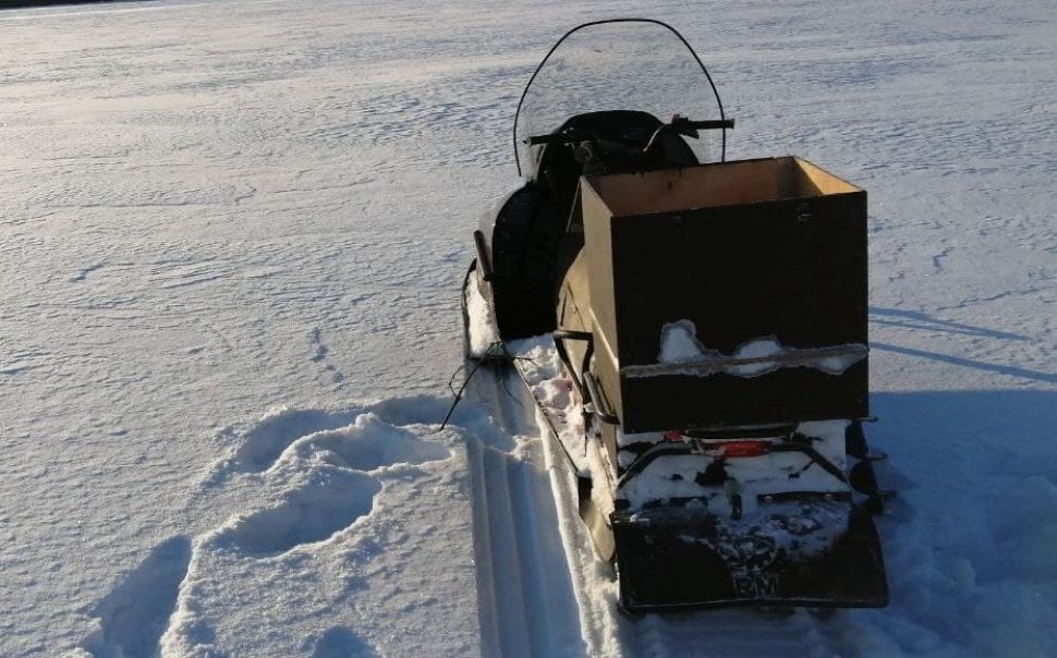 Житель Северодвинска утопил снегоход на Пустом озере